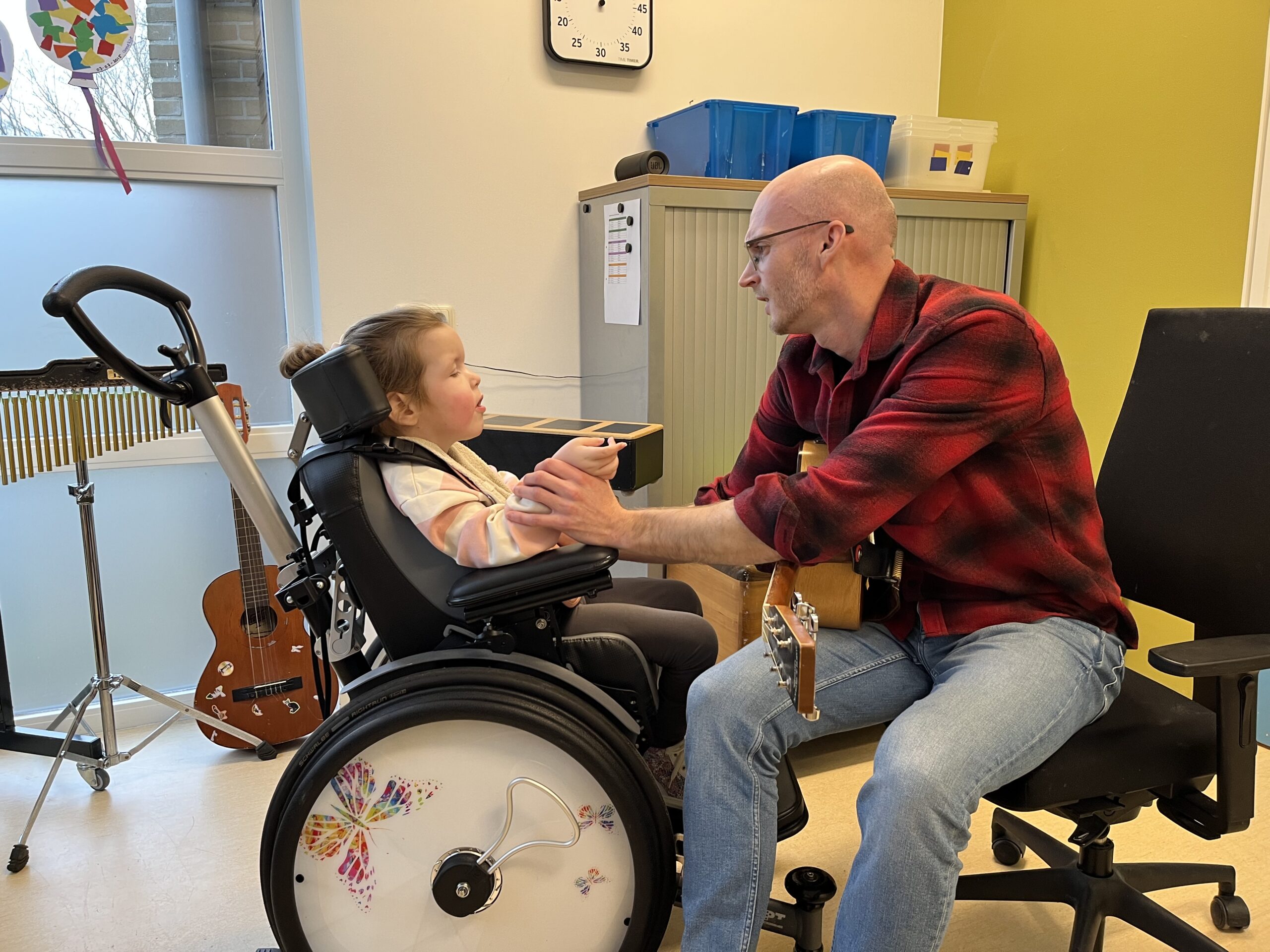 Hoe muziektherapeut Tony kinderen helpt groeien